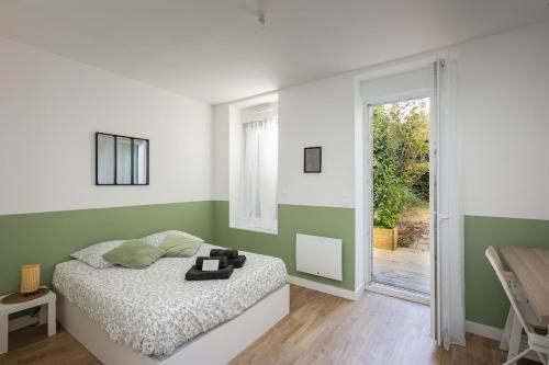 - une chambre avec des murs verts et blancs et un lit dans l'établissement T2 Kig Ha Farz, à Brest