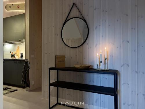 una mesa con velas y un espejo en la pared en Lindvallen Ski Resort Pool and Padel - Sauna - 7 Guests, en Sälen