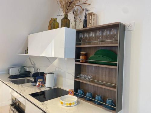 una cocina con fregadero y encimera en Appartement 3, en Les Lilas