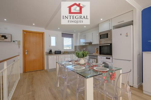 a kitchen with a table and chairs in a room at Apartament Terra de Mar in Palamós