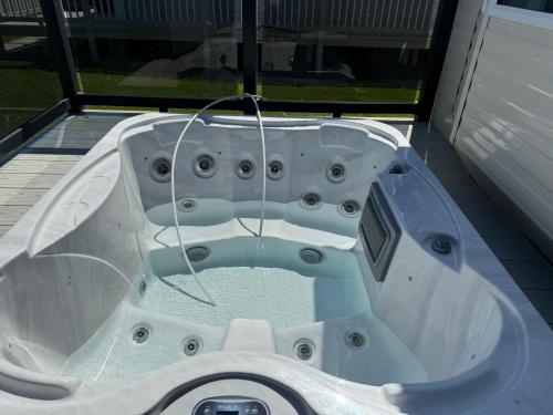 Φωτογραφία από το άλμπουμ του 5 Minutes Walk From Beach , Accessible Pet Friendly Caravan With Hot Tub On Coastfields Holiday Village σε Skegness