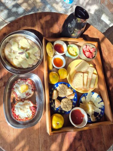 a table with two trays of different types of food at Sítio Espinilho in São Lourenço do Sul