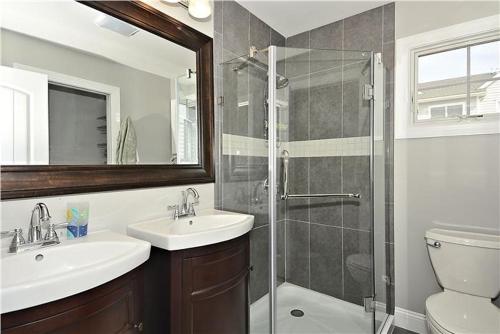 un bagno con doccia, lavandino e WC di Congress Cottage a Cape May