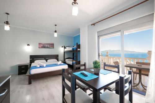 Ένα ή περισσότερα κρεβάτια σε δωμάτιο στο Keos Hotel