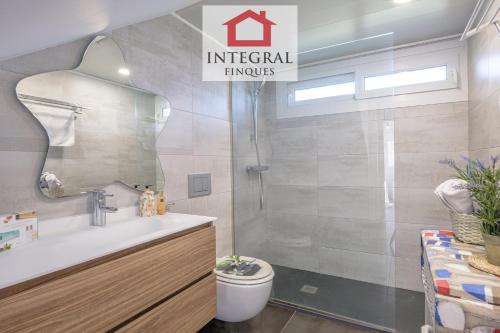a bathroom with a shower and a toilet and a sink at Apartament Terra de Mar in Palamós