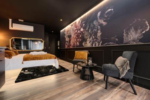 une chambre avec un lit et un tableau au mur dans l'établissement Encorps une Nuit, Jacuzzi, Nancy Centre Gare Congrès, PARKING, à Nancy