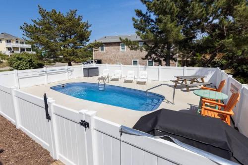 Бассейн в Pool with FREE HEAT Hot Tub Short Walk to Beach или поблизости