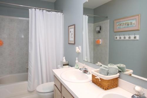 une salle de bains avec lavabo, toilettes et douche dans l'établissement Cape Island Creekview, à Cape May