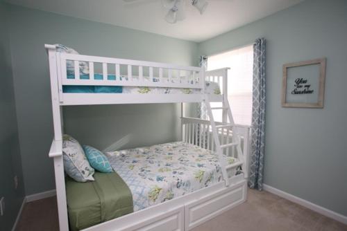- un lit superposé blanc dans une chambre pour enfants dans l'établissement Cape Island Creekview, à Cape May