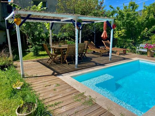 Πισίνα στο ή κοντά στο Magnifique studio dans maisonnette