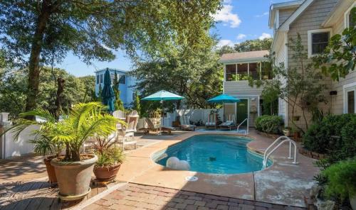 einen Pool im Hinterhof mit einem Haus in der Unterkunft 5Min Walk to Beach & Saltwater Pool in Duck