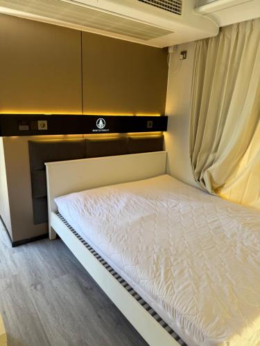 a small bedroom with a bed in a room at Eco domki Mazury in Ruciane-Nida