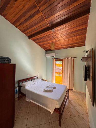 Una cama o camas en una habitación de Pousada Cabeça do Indio - Trindade