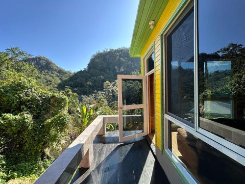 Сад в Exclusive Mountain and Farm Villa Escape