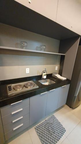 eine Küche mit Spüle und Arbeitsplatte in der Unterkunft Rooftop 470 #Flat 1005 - Boa Viagem in Recife