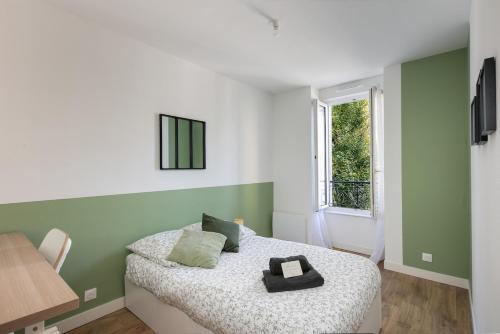 une petite chambre avec un lit et une fenêtre dans l'établissement T3 Far, à Brest