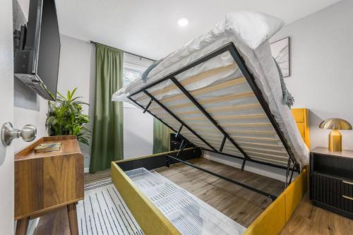 カンザスシティにあるMid century APT, KING bed + deskの大きなベッドのある部屋