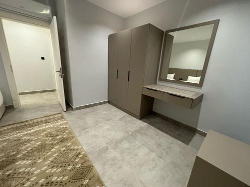 un baño con lavabo y espejo en اجنحة راف, en Medina