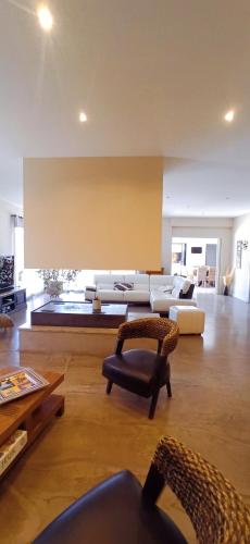 - un grand salon avec un canapé et des chaises dans l'établissement Le Pérignan maison 3 chambres piscine, à Fleury