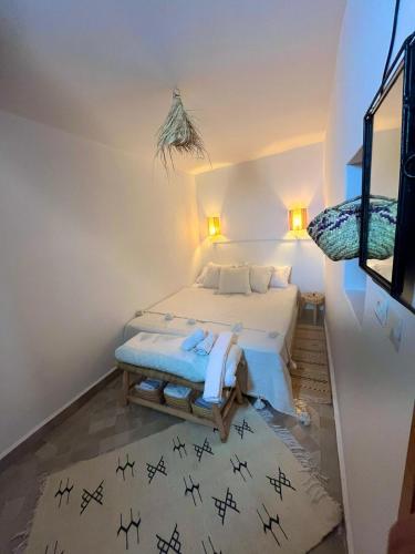 una camera da letto con un letto in una stanza di Taghazout Gem - 2BR, Fast Wi-Fi ad Agadir