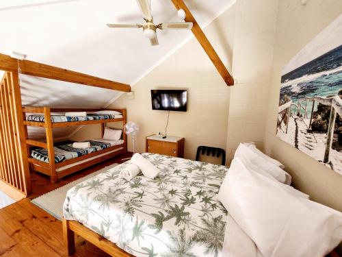 Giường trong phòng chung tại Pool View Beach Cabana Sleeps Six!
