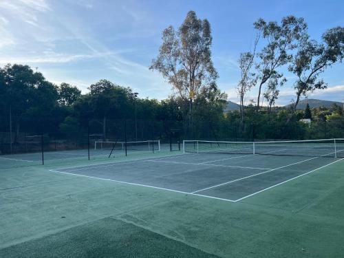 - un court de tennis avec 2 raquettes dans l'établissement Les Restanques Duplex 4 pers Les Magnolias Magnifique vue mer, à Grimaud