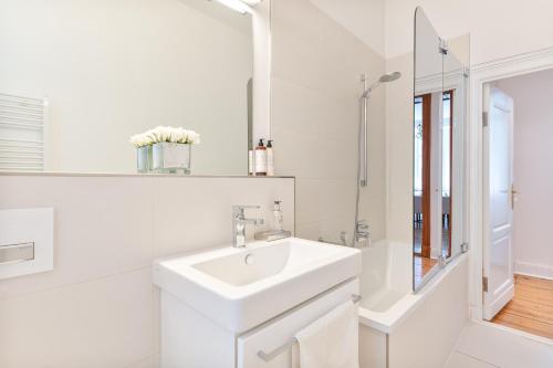 120 sqm Historic Design Apartment Savignyplatz near Ku'damm photo 4