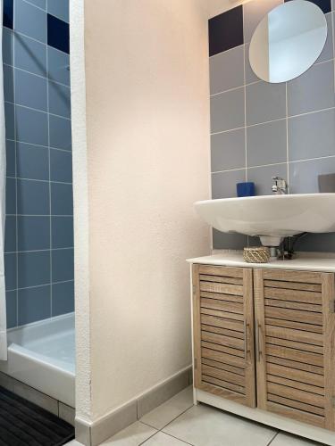 une salle de bain avec un lavabo et une baignoire dans l'établissement La Mascotte de Narbonne, 2 pieces proche Les Halles, à Narbonne