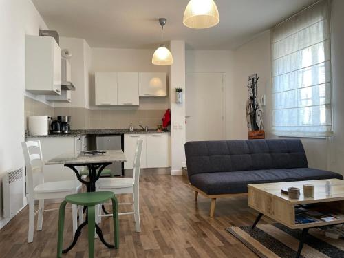 un salon avec un canapé et une table dans l'établissement La Mascotte de Narbonne, 2 pieces proche Les Halles, à Narbonne