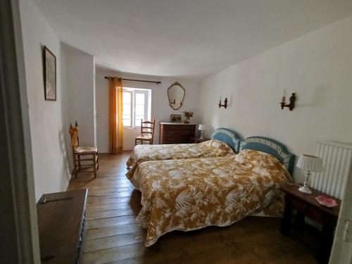 - une chambre avec 2 lits, une table et un miroir dans l'établissement Cal Bonet, comme un retour a l'enfance!, à Ria