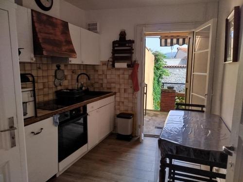 une cuisine avec un évier et un plan de travail dans l'établissement Cal Bonet, comme un retour a l'enfance!, à Ria