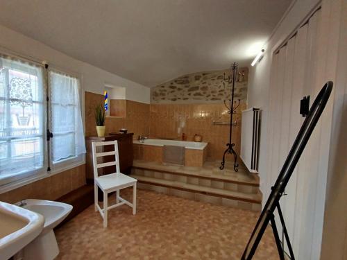 une salle de bain avec une échelle menant à une baignoire et un lavabo dans l'établissement Cal Bonet, comme un retour a l'enfance!, à Ria