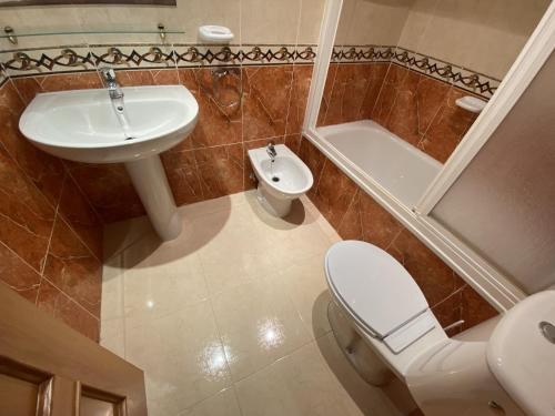 a bathroom with a toilet and a sink at Apartamentos Marina Park in Oropesa del Mar