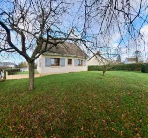 a white house with a tree in a yard at Gite entre Mer et Vallée à Embreville in Embreville