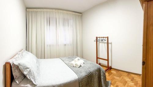 a bedroom with a bed and a window at Amplo Apartamento no Centro in Nova Friburgo