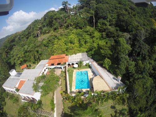 una vista aérea de un complejo con piscina en Hostel House 84, en Itajaí