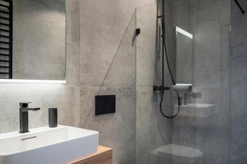 ピーゼンドルフにあるHaus Jolanda by we rentの洗面台とシャワー付きのバスルーム