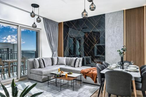 Ein Sitzbereich in der Unterkunft Desert Key - Perfectly Located Yas Island Premier Apts