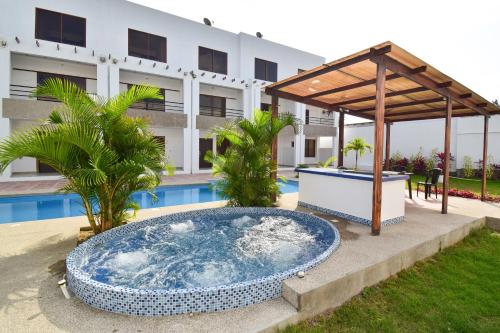 Casa vacacional en Salinas con piscina y jacuzzi