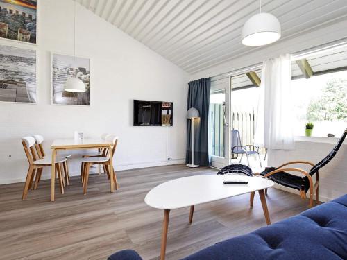 Una televisión o centro de entretenimiento en 2-room holiday home in Karrebæksminde
