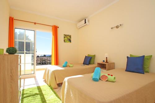 zwei Betten in einem Zimmer mit Balkon in der Unterkunft Villa Bella Vista by Algarve Vacation in Albufeira