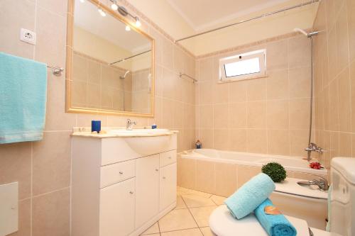 ein Badezimmer mit Toilette, Waschbecken und Badewanne in der Unterkunft Villa Bella Vista by Algarve Vacation in Albufeira