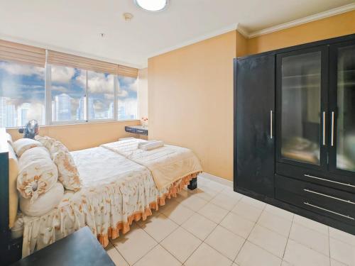 Large 2BR Ambassador 2 Apt with Pool Gym WiFi by 2ndHomeにあるベッド