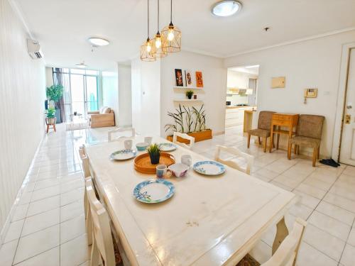Large 2BR Ambassador 2 Apt with Pool Gym WiFi by 2ndHomeにあるシーティングエリア