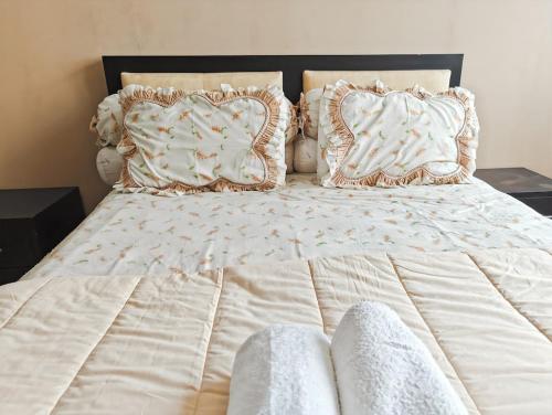 Large 2BR Ambassador 2 Apt with Pool Gym WiFi by 2ndHomeにあるベッド