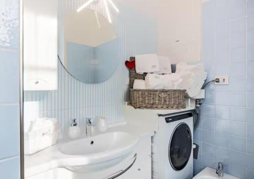 a bathroom with a washing machine and a sink at La finestra dei Batù by Alterego in Villanova dʼAsti