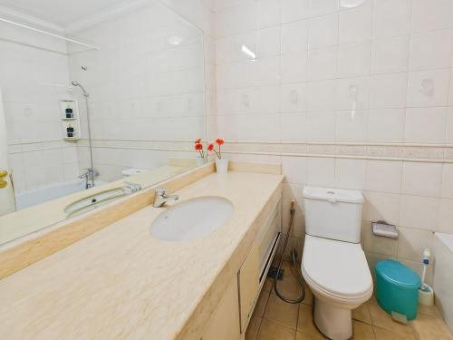 Large 2BR Ambassador 2 Apt with Pool Gym WiFi by 2ndHomeにあるバスルーム
