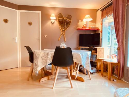 une salle à manger avec une table et des chaises dans l'établissement Bas de chalet La Foux d'Allos, à La Foux d'Allos