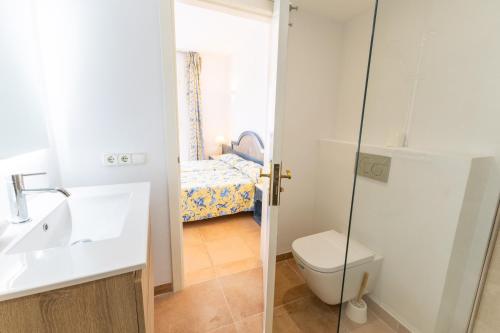 a bathroom with a toilet and a sink and a shower at Nice apartment with wifi and pool in Port de Pollensa