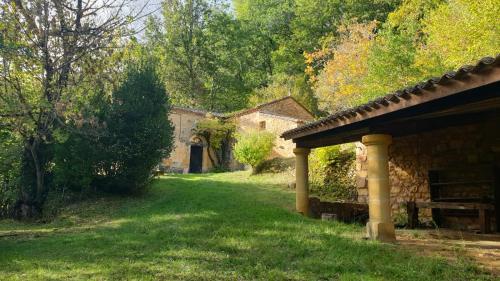 サン・タヴィ・セニュールにあるLa JAVANAISEの庭付きの家の外観